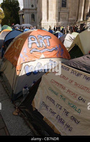 La Cattedrale di St Paul e la Tendopoli encampment occupare Londra anti capitalista manifestanti manifestanti attivisti banner e slogan a cambiare il mondo Foto Stock