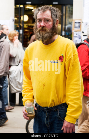 La Cattedrale di St Paul , Tendopoli occupare Londra anti capitalista manifestanti manifestanti attivisti grubby barbuto tè nel vasetto di marmellata Foto Stock