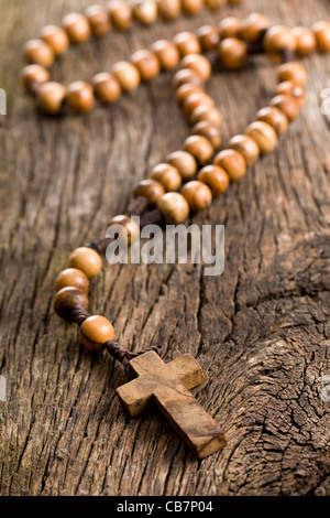 Rosario in legno talloni sul vecchio sfondo di legno Foto Stock