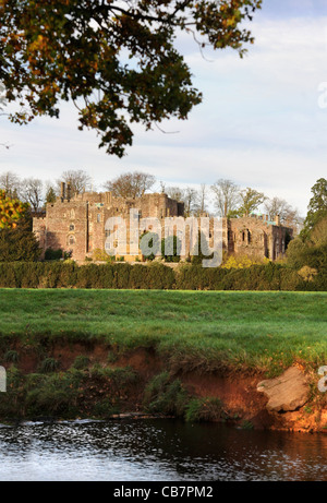 Vista di Berkeley Castle attraverso il piccolo fiume Avon GLOUCESTERSHIRE REGNO UNITO Foto Stock