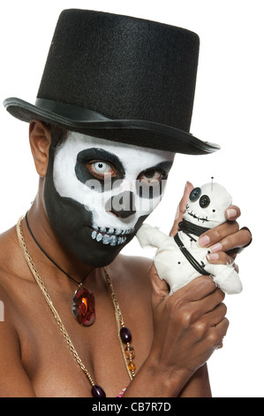 Una femmina di sacerdotessa voodoo con face paint Foto Stock