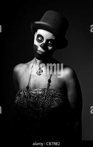 Una femmina di sacerdotessa voodoo con face paint Foto Stock