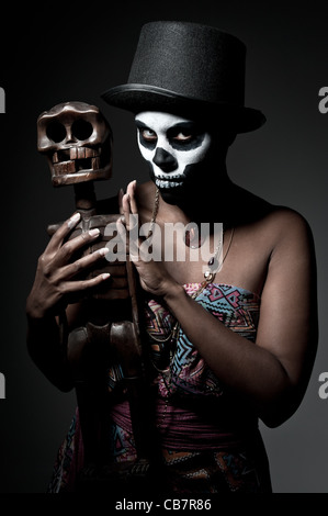 Una femmina di sacerdotessa voodoo con face paint Foto Stock