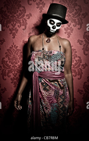 Una femmina di sacerdotessa voodoo con face paint Foto Stock