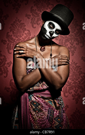 Una femmina di sacerdotessa voodoo con face paint Foto Stock