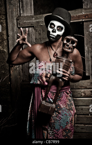 Una femmina di sacerdotessa voodoo con face paint Foto Stock