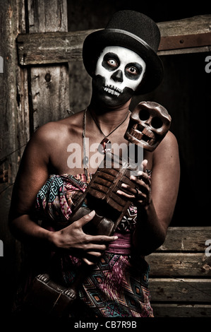 Una femmina di sacerdotessa voodoo con face paint Foto Stock