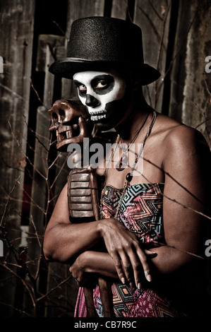Una femmina di sacerdotessa voodoo con face paint Foto Stock