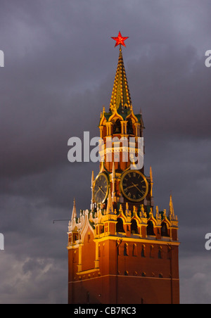 Vista notturna della torre Spasskaya nella Piazza Rossa di Mosca, Russia Foto Stock