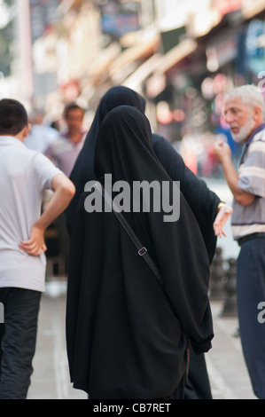 Una affollata strada dello shopping vicino al Grand Bazaar (Kapali Carsi) in il Cagaloglu distretto. Istanbul, Turchia. Foto Stock