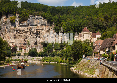 Fiume Dordogne al di La Roque Gageac con Chateau de la Malartrie in background, Francia, Europa Foto Stock