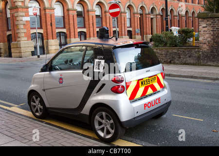 Nessuna area di parcheggio , CCTV Smart Fortwo Pulse MHD Auto Auto della Polizia con 'Google velocità telecamera pistola' telecamere sul tetto   catturati da una telecamera veicolo, Manchester, Regno Unito Foto Stock