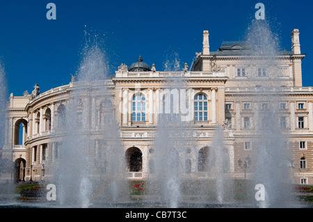 Opera House con fontane nella città di Odessa, Ucraina. Foto Stock