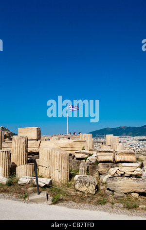 Viaggi e architettura scatti dalla Grecia - bandiera greca ondulating dalla parte superiore dell'Akropolis Foto Stock