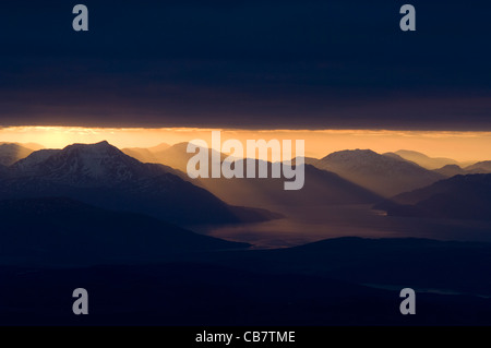 Costa del West Highlands all'alba, in corrispondenza della bocca del Loch Hourn, Knoydart, mostrando Beinn Sgritheall (974 metri) sulla sinistra Foto Stock