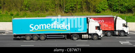 Supermercato della catena di approvvigionamento alimentare Somerfield rimorchio articolato & hgv camion sorpassi Sainsburys rimorchio articolato & hgv carrello guida su autostrada DEL REGNO UNITO Foto Stock