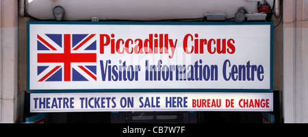 Segno per Piccadilly Circus Visitor Information Centre & bureau de change sopra negozio di fronte in una trafficata zona turistica di Londra West End England Regno Unito Foto Stock