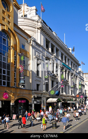 London street scene affollate di persone sul marciapiede esterno Trocadero di Londra turismo shopping complex Coventry Street West End di Londra Inghilterra REGNO UNITO Foto Stock