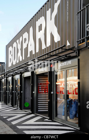 Boxpark negozio unità utilizzando file di spedizione contenitori dotati di porta anteriore, indicato come pop up centro commerciale Shoreditch High Street Londra Inghilterra Regno Unito Foto Stock