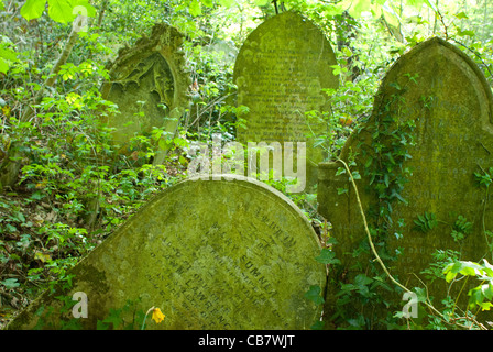 Gli oggetti contrassegnati per la rimozione definitiva in "Cimitero Nunhead' London REGNO UNITO Foto Stock