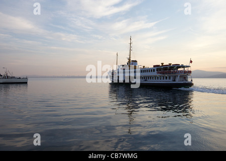 Mattina Traghetto parte Hebeliada (Princes Isola) nel Mar di Marmara, nei pressi di Istanbul in Turchia Foto Stock