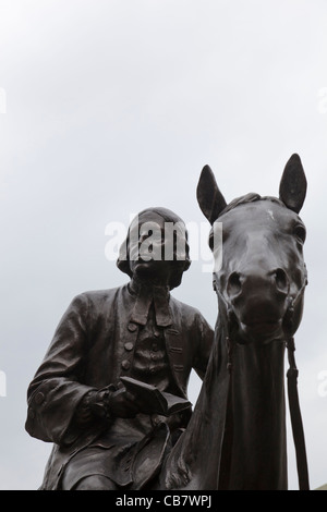 Statua di John Wesley su un cavallo nel cortile della sua prima cappella e casa di abitazione a Bristol, Inghilterra. Foto Stock