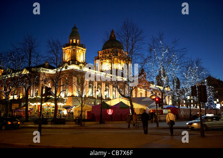 Belfast City Hall illuminato con luci di Natale e Mercatini di Natale Irlanda del Nord Regno Unito Foto Stock
