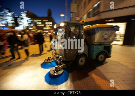 Belfast City Council street sweeper strade di pulizia di notte Irlanda del Nord Regno Unito panning deliberata sfocatura del movimento Foto Stock