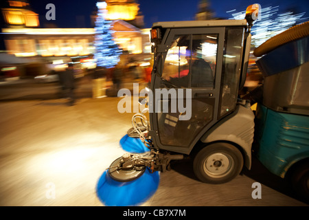 Belfast City Council street sweeper strade di pulizia di notte Irlanda del Nord Regno Unito panning deliberata sfocatura del movimento Foto Stock