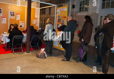 Parigi, Francia, gruppi medi, collegamento, accodamento, line of Job Seekers Inside (Centquartre Community Center), Senior Job Fair, disoccupazione line, job center europe Foto Stock