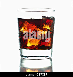 Freddo fresco Cola con ghiaccio in vetro isolato su sfondo bianco Foto Stock