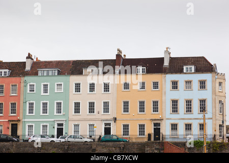 Colori pastello lavato terrazza che si affaccia sul porto di flottante in Bristol. Foto Stock