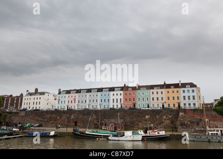 Colori pastello lavato terrazza che si affaccia sul porto di flottante in Bristol. Foto Stock