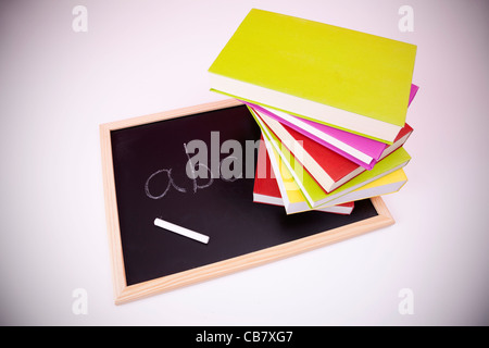 ABC lettere scritte su una lavagna con colorati libri (messa a fuoco selettiva) Foto Stock