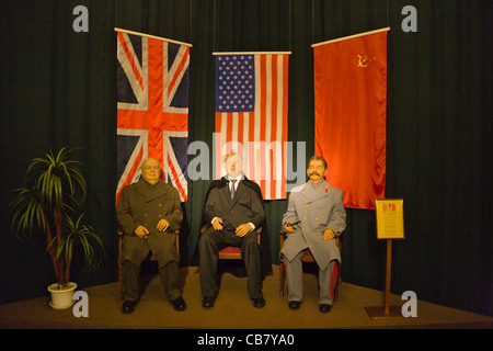 Figure di Cera di Stalin, Roosevelt e Churchill nel palazzo di Livadia vicino a Yalta, Crimea, Ucraina Foto Stock