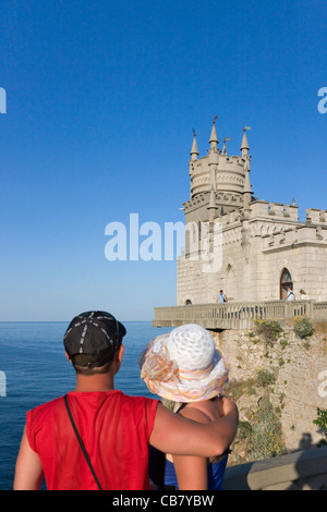 Turista giovane guardando Swallow's Nest arroccato sulla scogliera, Yalta, Crimea, Ucraina Foto Stock