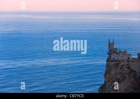 Swallow's Nest arroccato sulla scogliera, Yalta, Crimea, Ucraina Foto Stock