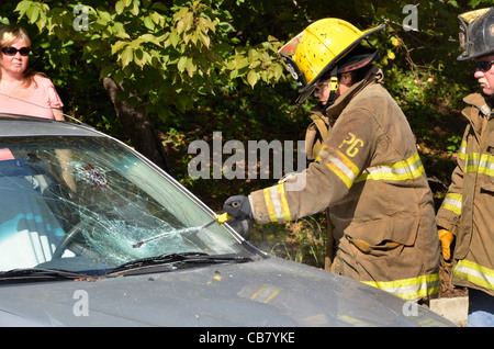 Vigili del fuoco utilizzando le ganasce della vita per salvare una persona imprigionata in una vettura che è stata in un incidente automobilistico in Glendale, Maryland Foto Stock