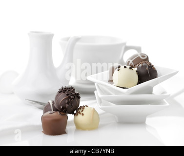 Cioccolatini assortimento in un piatto bianco Foto Stock