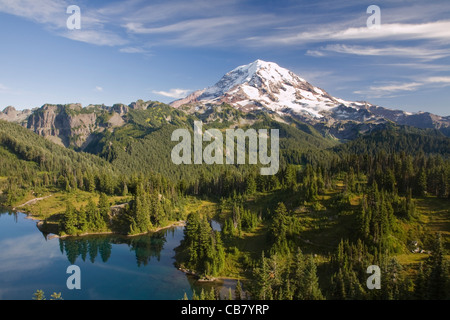 WASHINGTON - Mount Rainier e Eunice lago dal picco Tolmie Trail nel Mount Rainier National Park. Foto Stock