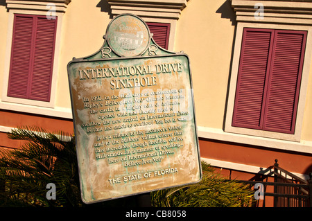 Credeteci o no di Ripley dolina di attrazione segno spiega edificio inclinabile su International Drive di Orlando, Florida Foto Stock