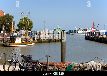 Il bacino portuale di Neuharlingersiel nella parte anteriore del cielo blu Foto Stock