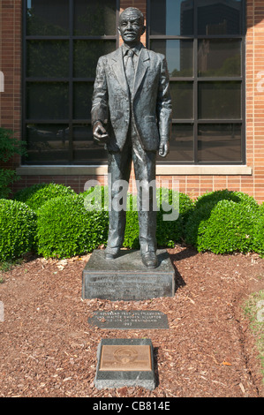 In Alabama, Birmingham, Birmingham i diritti civili Institute, statua del leader dei diritti civili Rev. Fred Shuttlesworth L. Foto Stock