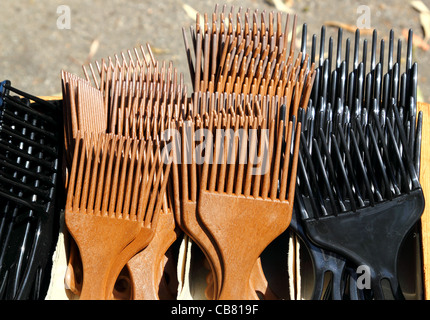 Nero marrone Pettine per capelli lunghi nel mercato all'aperto Foto Stock