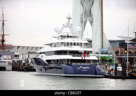 Sir Donald Gosling's Motor Yacht Leander G ormeggiato a Portsmouth. Foto Stock