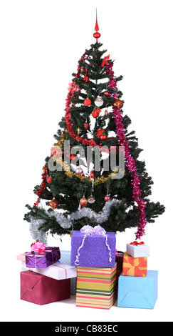 Immagine di un albero di Natale decorato e molte scatole regalo isolata contro uno sfondo bianco. Foto Stock