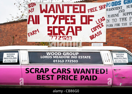 Il concessionario di scarto con segno dicendo "crap cars wanted' sul lato della Cadillac rosa Foto Stock