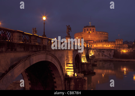 Ponte e Castel Sant' Angelo di notte, Roma, Italia. Foto Stock