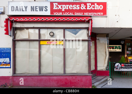 Vuoto high street shop a Crediton, Devon, Inghilterra Foto Stock