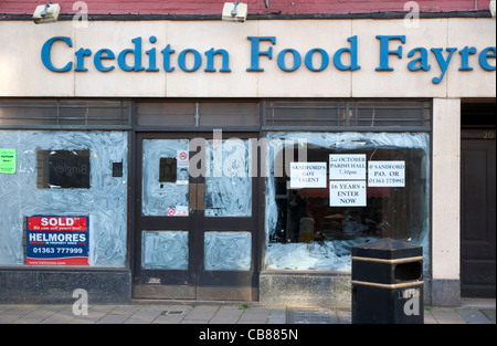 Vuoto high street shop a Crediton, Devon, Inghilterra Foto Stock